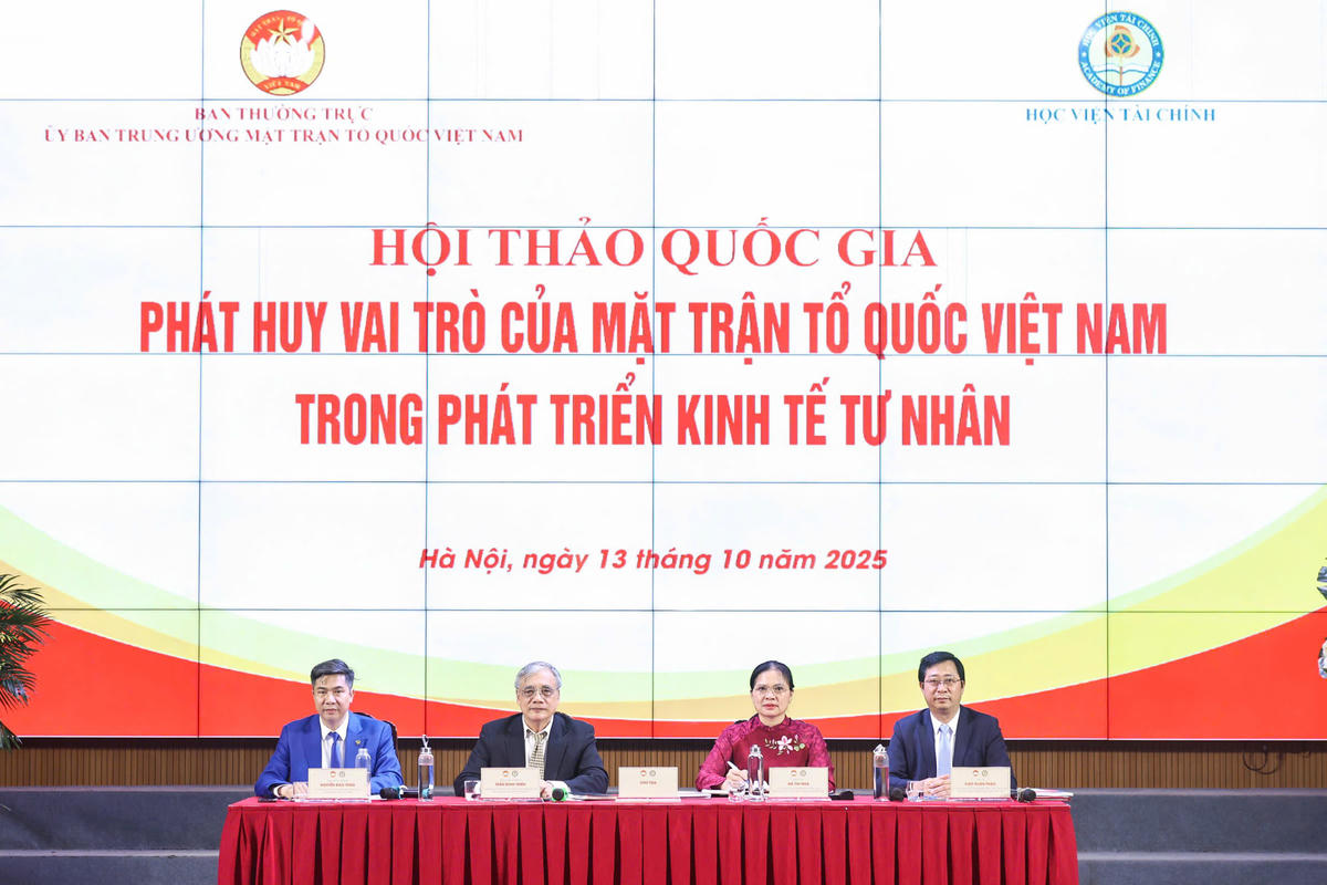 Phó Chủ tịch Hà Thị Nga cùng các đại biểu chủ trì Hội thảo. Ảnh: Quang Vinh.