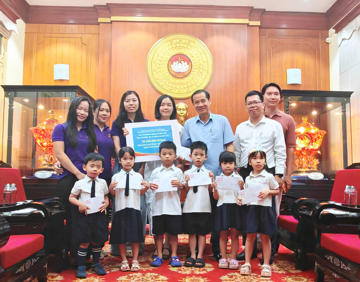 Ông Nguyễn Thái Học – Phó Bí thư Đảng ủy MTTQ, các đoàn thể Trung ương tiếp nhận ủng hộ thầy cô, phụ huynh và các em học sinh trường Mầm non Tổ Chim – Casa Dei Piccioni