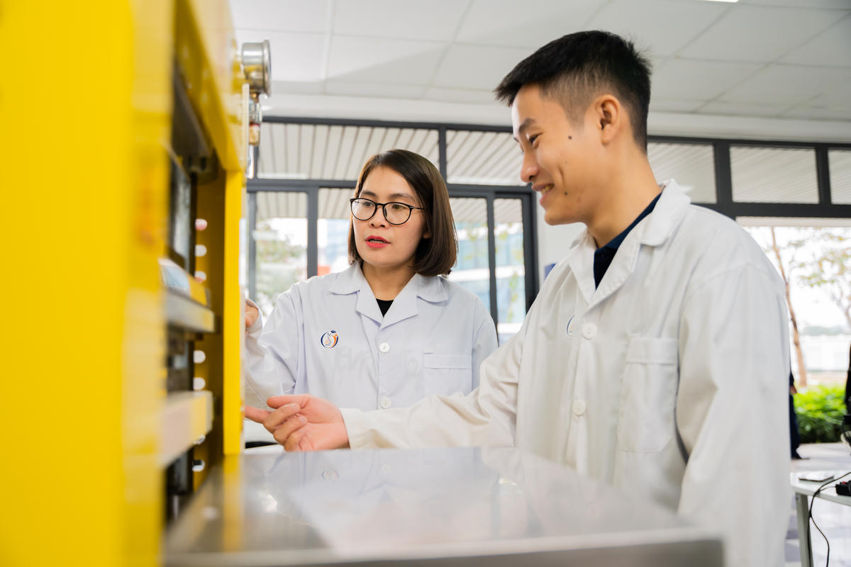 Sinh viên nghiên cứu khoa học trong phòng thí nghiệm. Ảnh: V.T.