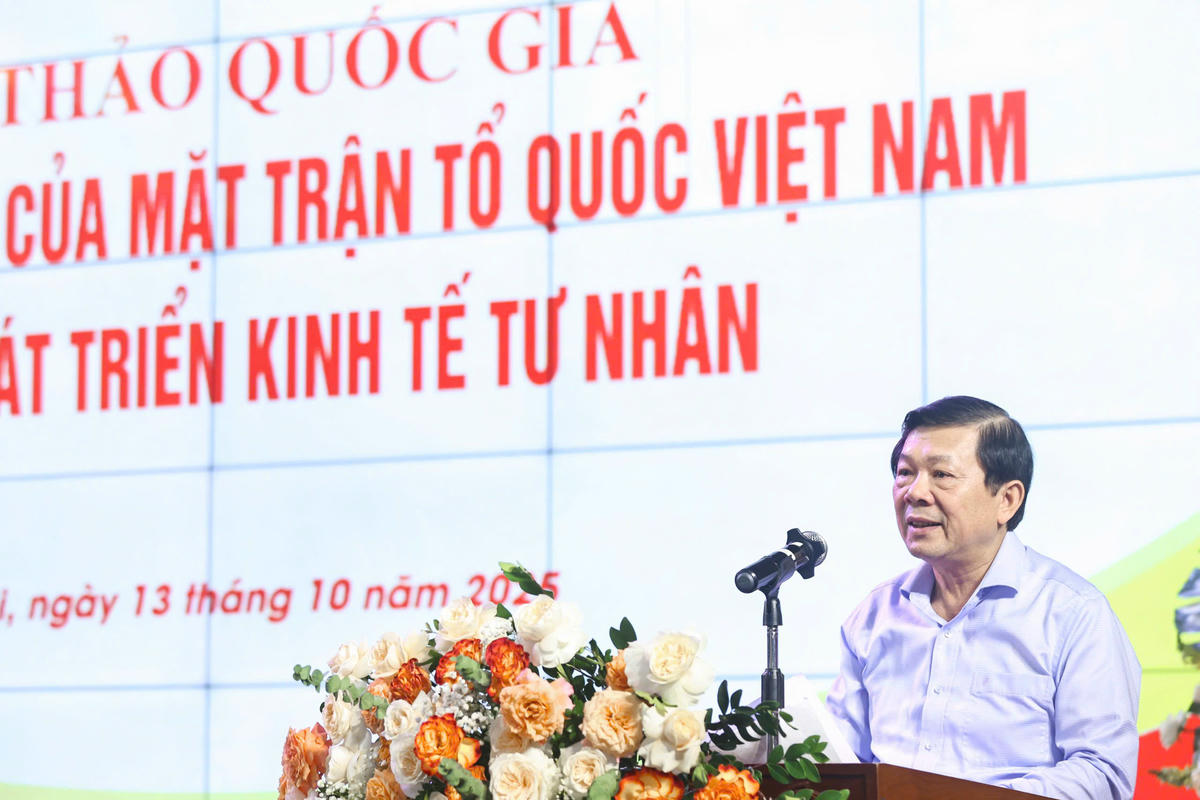 TS Nguyễn Hữu Dũng, Ủy viên Đoàn Chủ tịch, Phó Chủ nhiệm Hội đồng tư vấn về Kinh tế, nguyên Phó Chủ tịch UBTƯ MTTQ Việt Nam phát biểu tại Hội thảo. Ảnh: Quang Vinh.