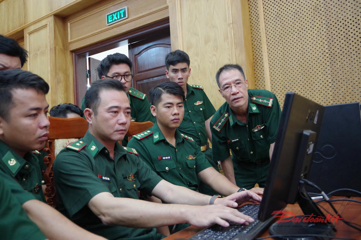 Học viên tham gia lớp tập huấn thực hành thực hiện quy trình gửi, nhận văn bản điện tử trên mạng quân sự. Ảnh: Văn Danh.