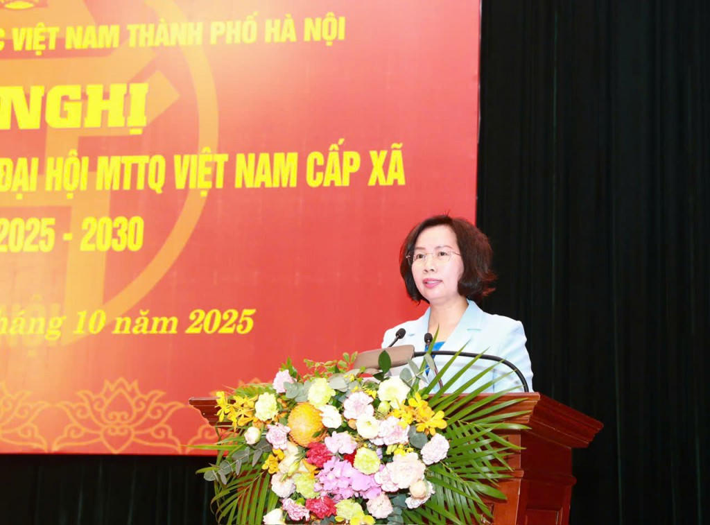 Phó Chủ tịch thường trực Ủy ban MTTQ TP Hà Nội Bùi Huyền Mai báo cáo kết quả công tác tổ chức Đại hội MTTQ cấp xã. Ảnh: N. P