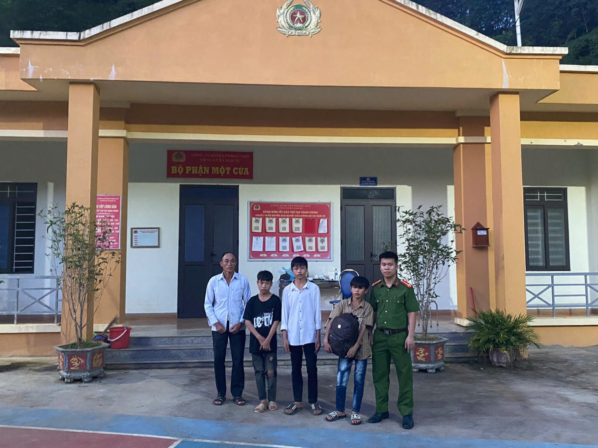 Công an xã Sin Suối Hồ bàn giao 3 cháu cho gia đình an toàn. Ảnh: CAX Sin Suối Hồ.