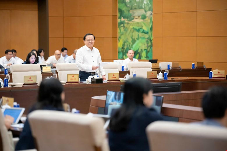 Thứ trưởng Bộ Tài chính Lê Tấn Cận báo cáo tại phiên họp (Ảnh: Phạm Thắng)