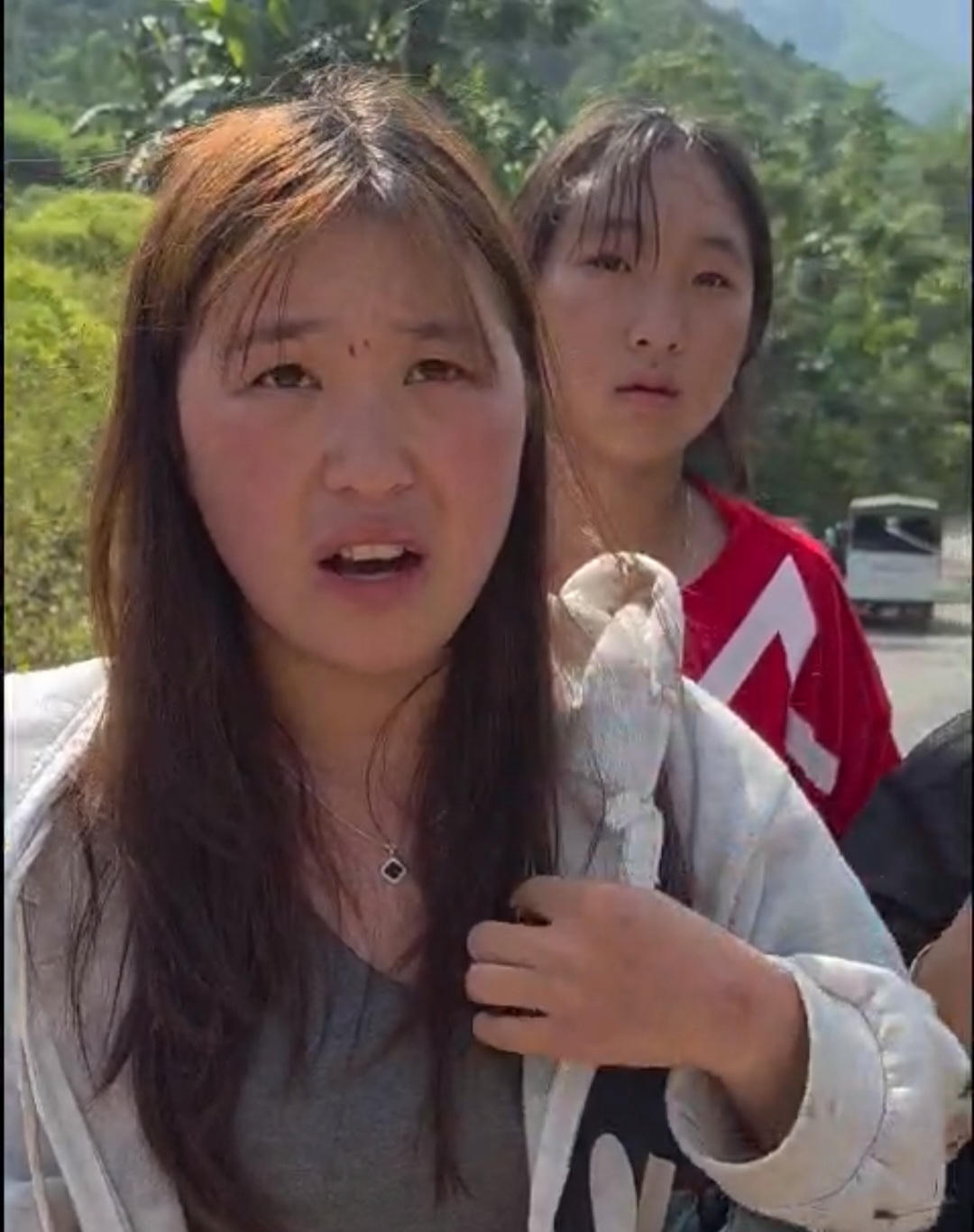 Nhân chứng Giàng Thị Mê chưa hết bàng hoàng kể lại sự việc. Ảnh: Hữu Hùng.