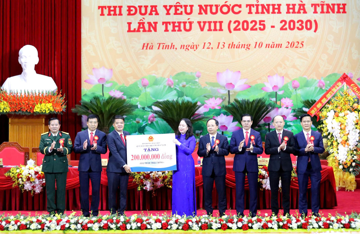 Phó Chủ tịch nước Võ Thị Ánh Xuân đã trao tặng quà của Hội đồng Bảo trợ Quỹ Bảo trợ trẻ em Việt Nam cho trẻ em Hà Tĩnh có hoàn cảnh khó khăn trị giá 200 triệu đồng. Ảnh: TT.