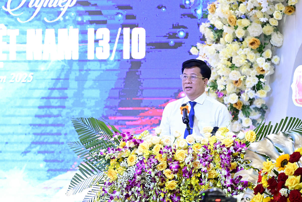 Chủ tịch UBND tỉnh An Giang Hồ Văn Mừng phát biểu tại buổi gặp mặt.
3.	Đại biểu tham quan không gian giới thiệu, quảng bá sản phẩm đặc trưng tỉnh An Giang. Ảnh Nguyễn Minh.