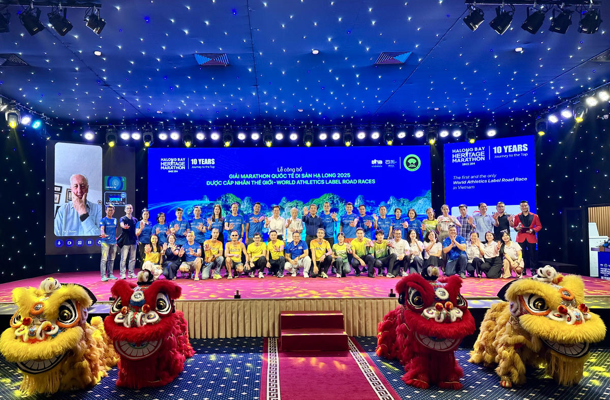 Lãnh đạo Sở Văn hóa, Thể thao và Du lịch tỉnh Quảng Ninh, đại diện Ban Tổ chức Giải và đại diện các VĐV tham dự Giải chụp ảnh kỷ niệm nhân dịp sự kiện Giải Marathon Quốc tế Di sản Hạ Long được cấp Nhãn Thế giới. Ảnh: Ngọc Anh.