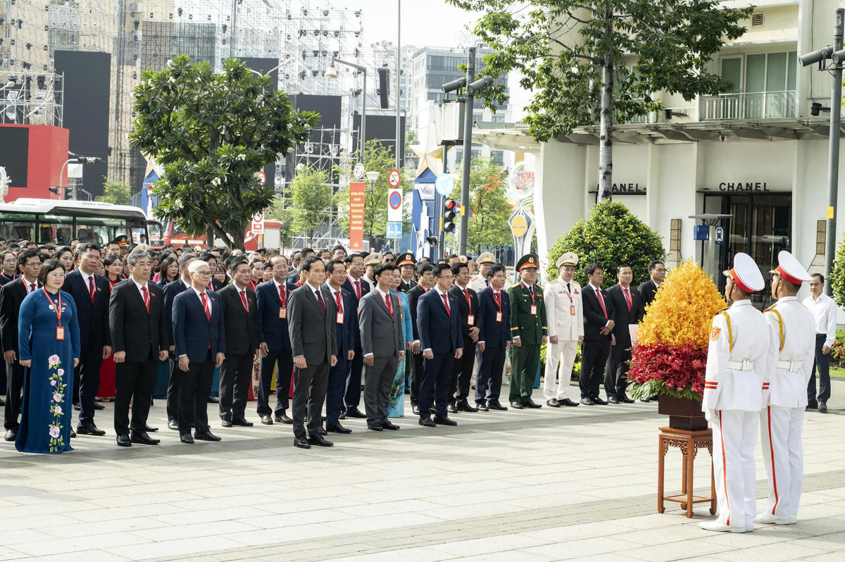 Đoàn dành phút mặc niệm thiêng liêng để tưởng nhớ đến Chủ tịch Hồ Chí Minh. Ảnh: BTC.