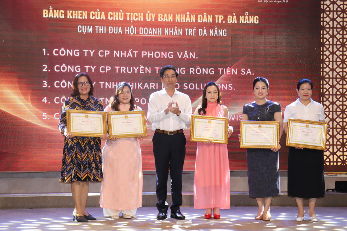 Ông Trần Chí Cường trao bằng khen của Chủ tịch UBND TP Đà Nẵng cho Công ty CP Nhất Phong Vận, Công ty CP Truyền thông Rồng Tiên Sa, Công ty TNHH Hikari BPO Solutions, Công ty TNHH BPO.MP, Công ty TNHH Tư vấn và Giáo dục WISE đã hoàn thành xuất sắc nhiệm vụ năm 2024. Ảnh: Nguyễn Tú.