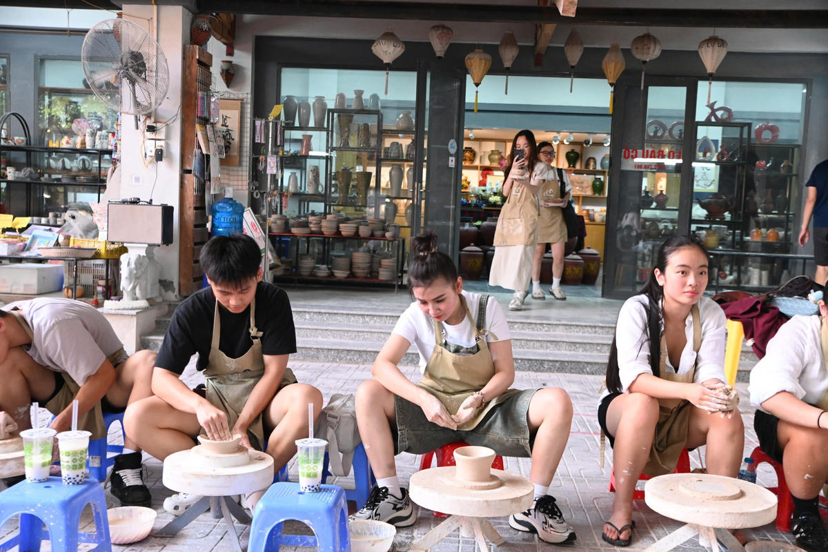 Du khách trải nghiệm ở làng nghề gốm Bát Tràng.