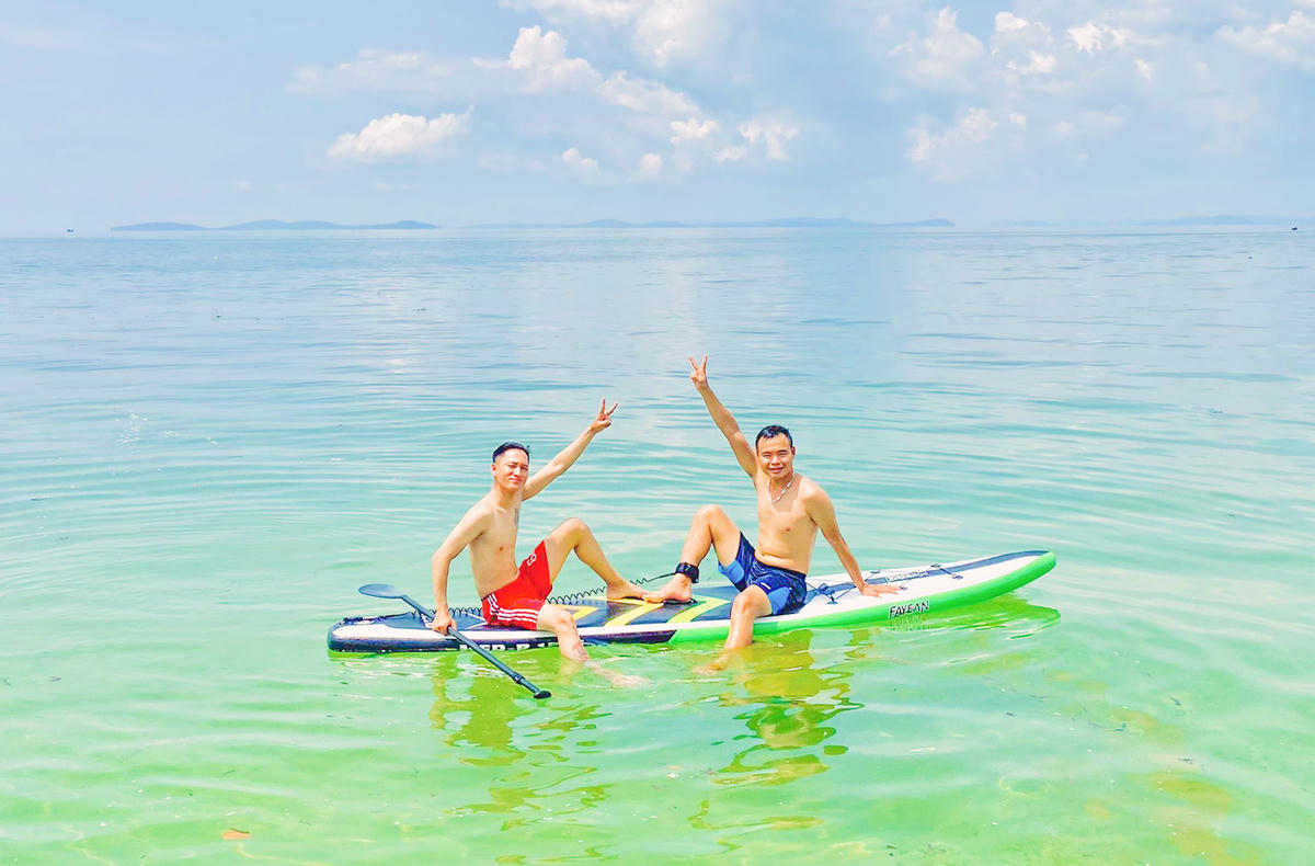 Du khách thích thú chèo kayak trên biển Phú Quốc. Đây cũng là trải nghiệm mà ai cũng muốn 1 lần được tham gia khi đặt chân đến Phú Quốc. Ảnh Nguyễn Minh.