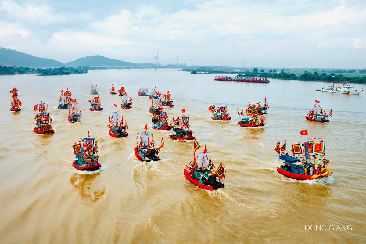 Đoàn lễ rước gồm hơn 50 thuyền rước, 400 võ sinh biểu diễn võ cổ truyền Nhất Nam, 100 tiêu binh phường Trần Hưng Đạo cùng dàn trống hội. Ảnh: Đông Giang.&nbsp;