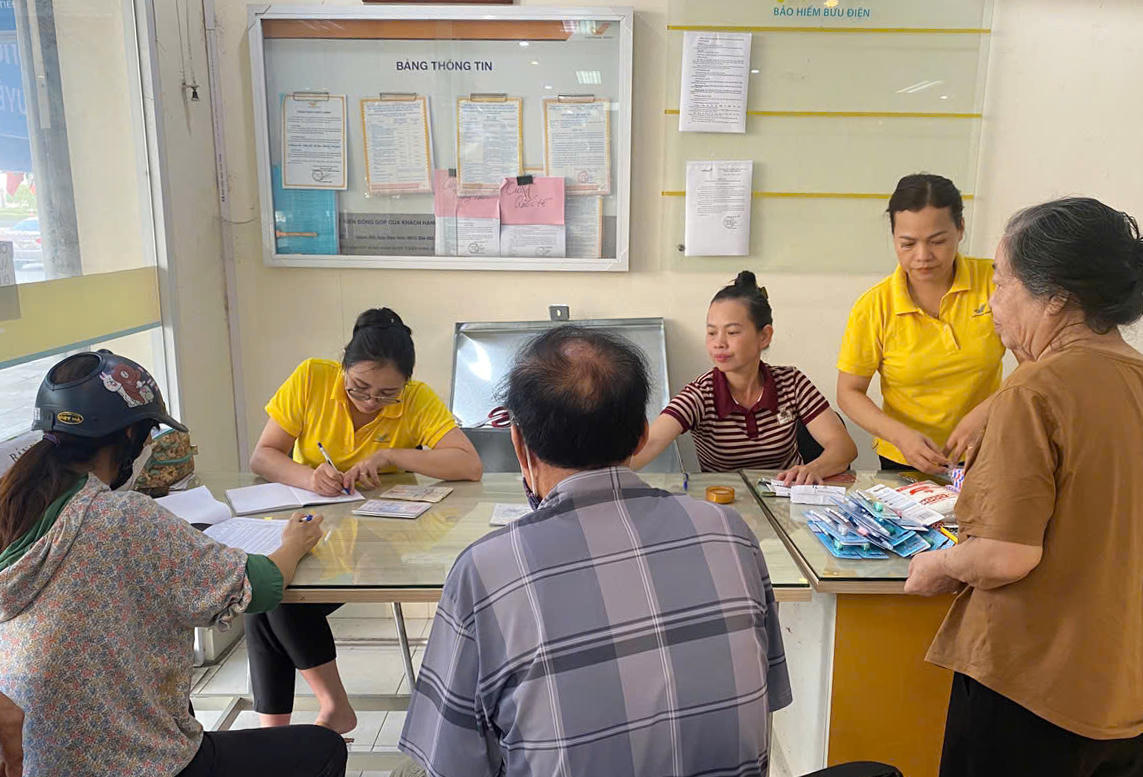 Chi trả lương hưu tại Bưu điện Mỏ Bạch.