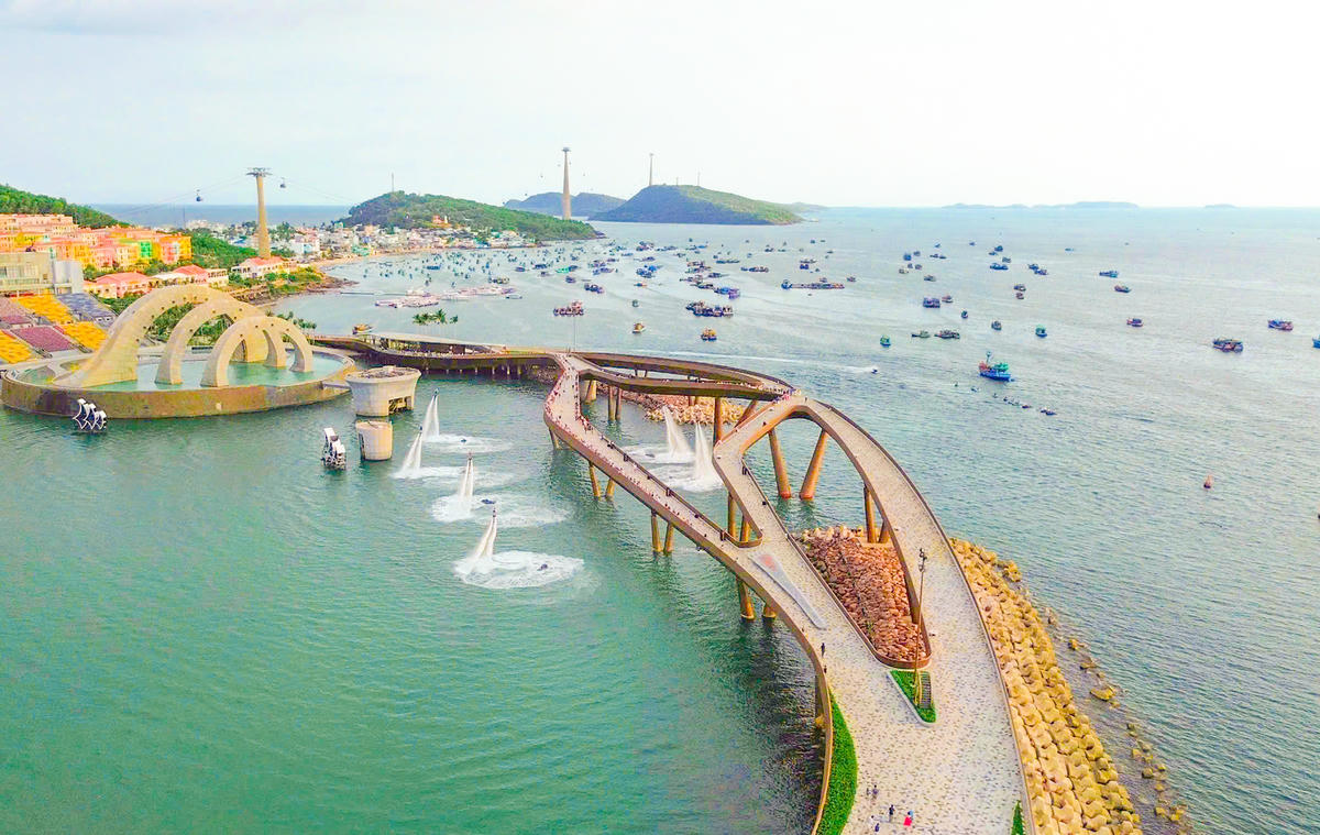 Bên cạnh vẻ đẹp thiên nhiên, đảo ngọc còn sở hữu nhiều trải nghiệm vui chơi giải trí độc đáo và hệ thống cơ sở hạ tầng nghỉ dưỡng tầm cỡ thế giới. Ảnh Nguyễn Minh.