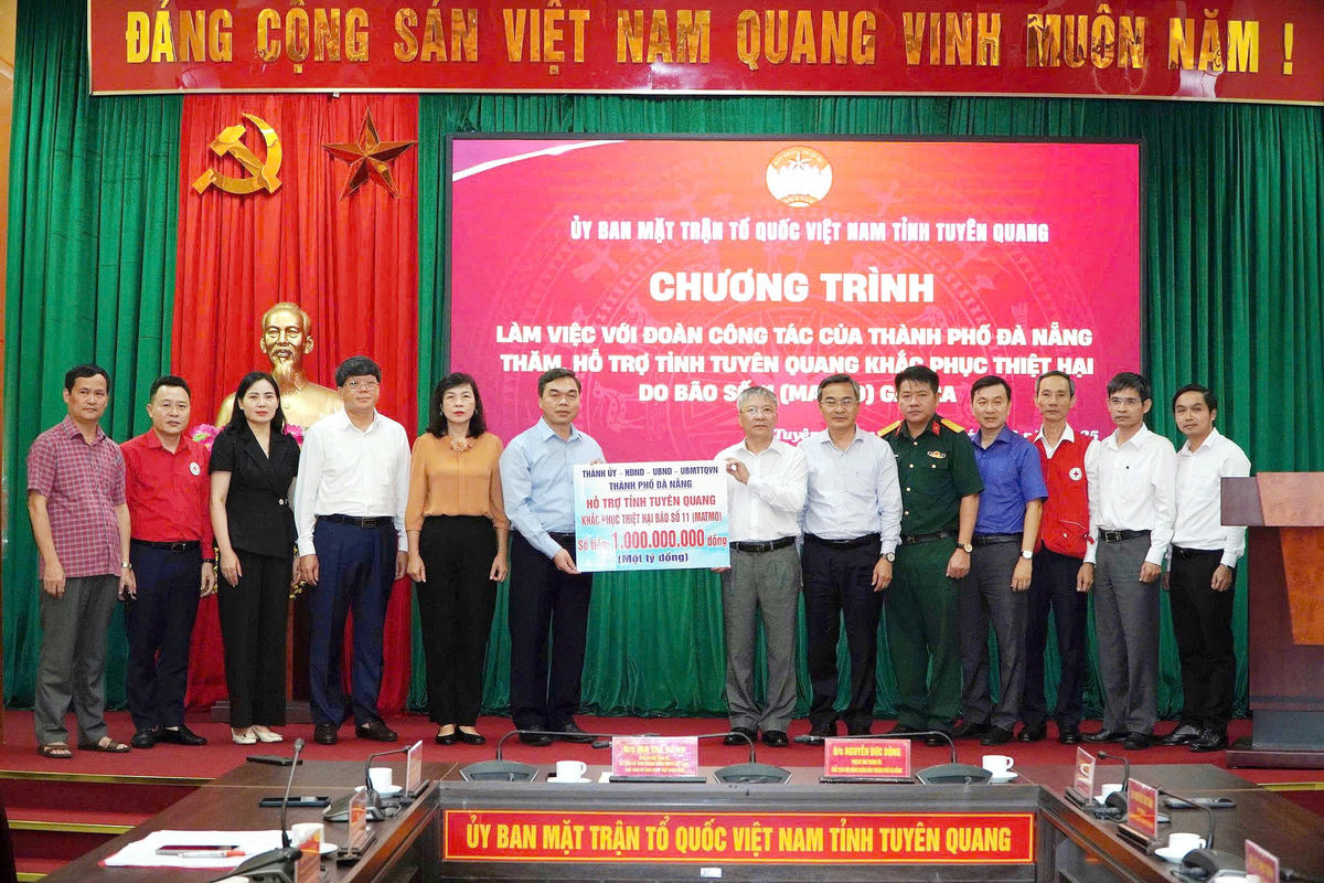 Lãnh đạo Ủy ban MTTQ Việt Nam tỉnh Tuyên Quang tiếp nhận hỗ trợ 1 tỷ đồng từ Đoàn công tác của Thành phố Đà Nẵng. Ảnh: MTTQ Tuyên Quang.