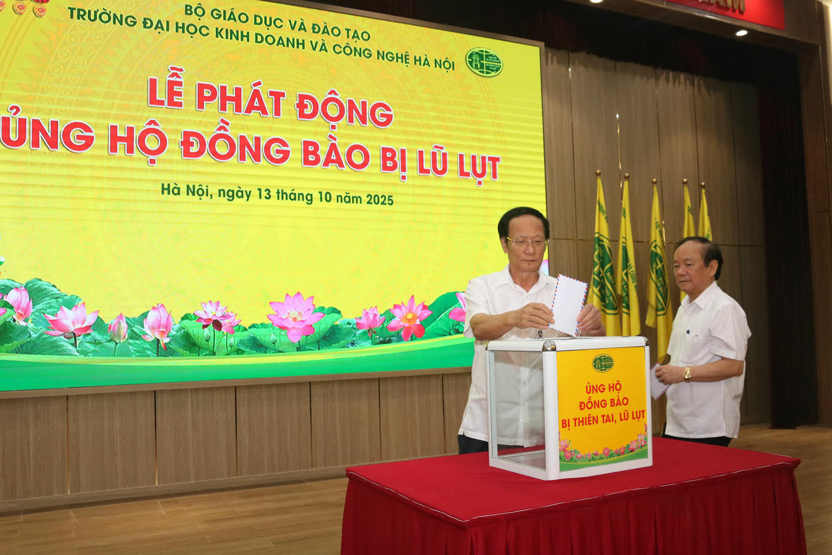 Các cán bộ, giảng viên&nbsp;Trường Đại học Kinh doanh và Công nghệ Hà Nội tham gia ủng hộ tại Lễ phát động. Ảnh: Tiến Đạt.