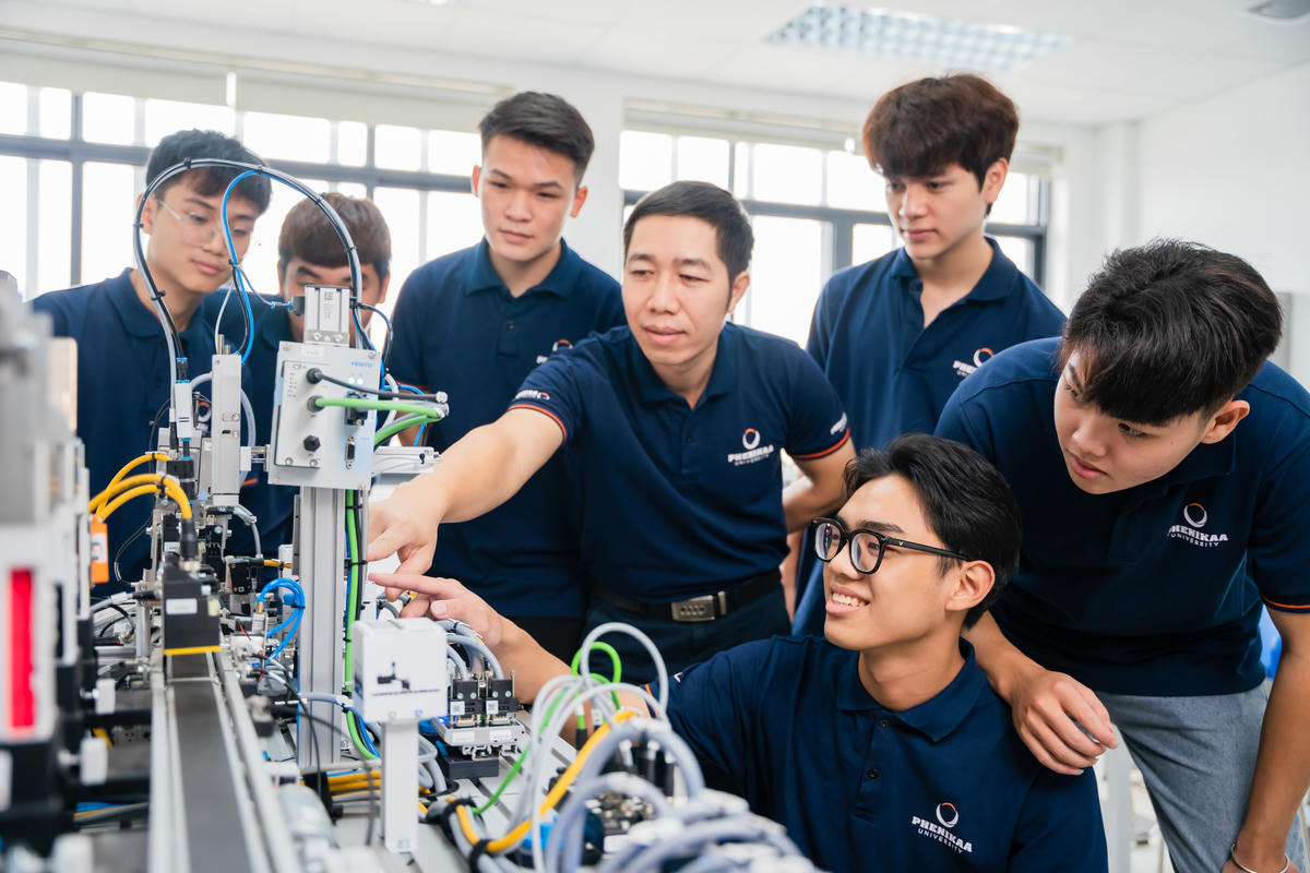 Sinh viên Đại học Phenikaa trong phòng thí nghiệm. Ảnh: NTCC