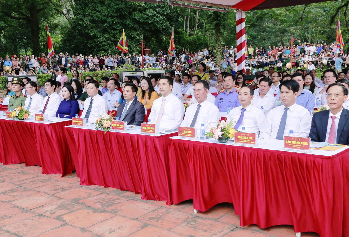 Các đại biểu và đông đảo nhân dân đã về tham dự lễ hội.