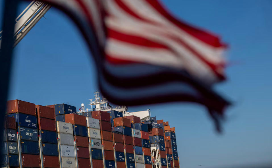 Một tàu chở hàng chứa đầy container tại cảng Oakland, California, Mỹ. Nguồn: Reuters.