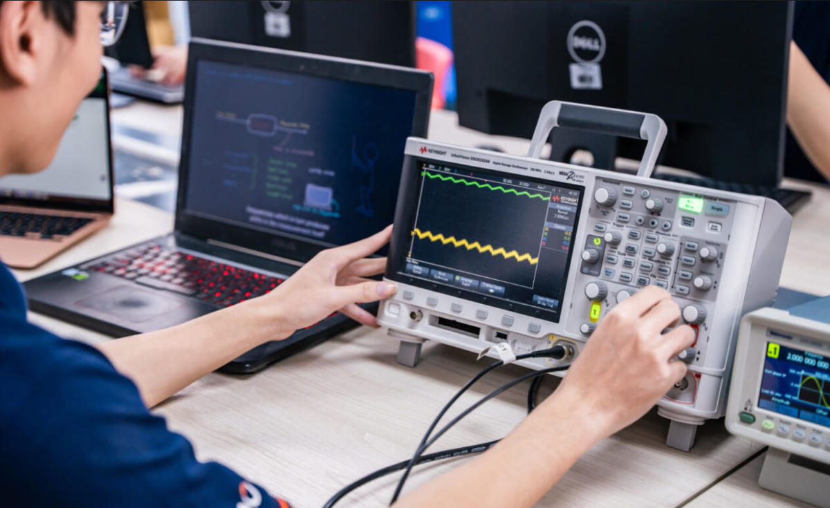 Sinh viên thực hành trong phòng thí nghiệm. Ảnh: V.T.