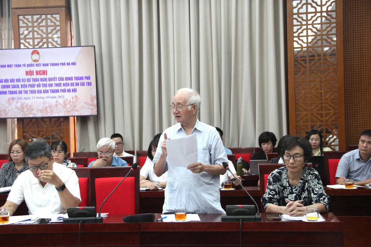 Các đại biểu đóng góp ý kiến tại hội nghị phản biện. Ảnh: N. P