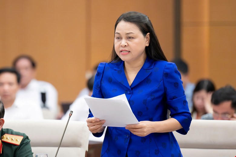 Phó Chủ tịch - Tổng Thư ký UBTƯ MTTQ Việt Nam Nguyễn Thị Thu Hà báo cáo tại phiên họp (Ảnh: Phạm Thắng)