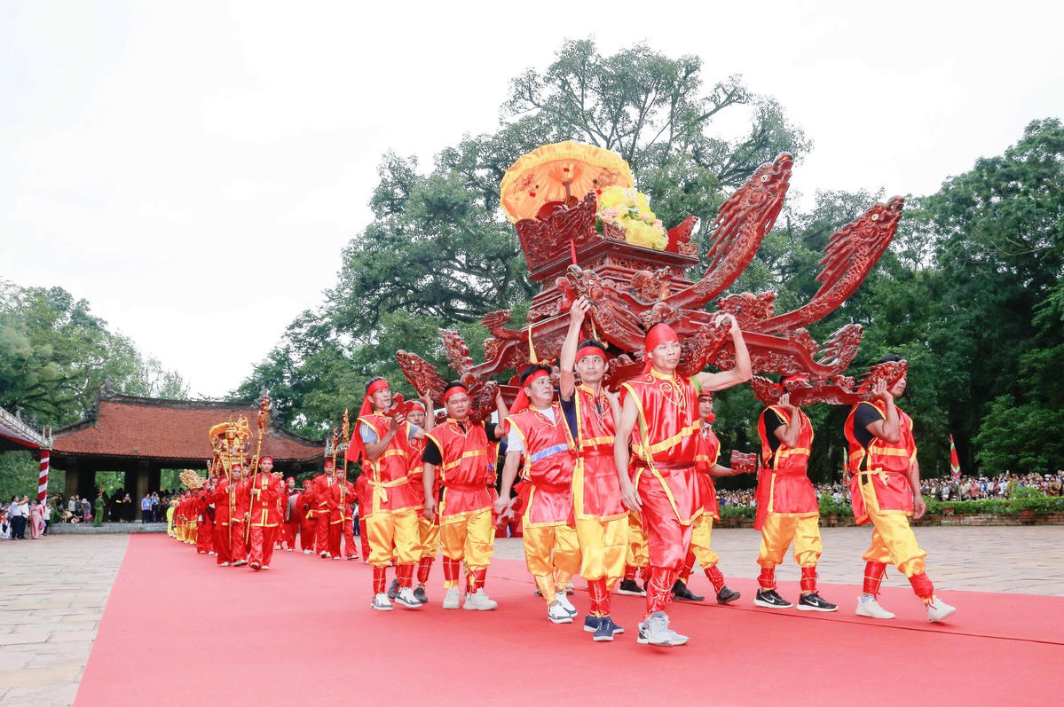 Lễ hội Lam Kinh năm 2025 được bắt đầu với nghi thức rước kiệu vua Lê Thái Tổ, kiệu Trung túc vương Lê Lai từ đền thờ vua Lê Thái Tổ và đền thờ Trung túc vương Lê Lai về sân rồng chính điện Lam Kinh.