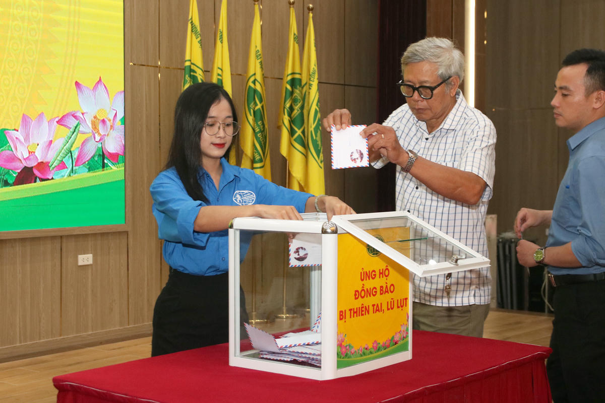 Lễ phát động nhận được sự ủng hộ nhiệt tình của các bạn đoàn viên, sinh viên trường Đại học Kinh doanh và Công nghệ Hà Nội. Ảnh: Tiến Đạt.