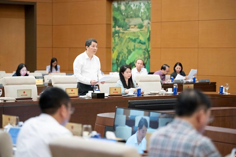 Thứ trưởng Bộ Tài chính Cao Anh Tuấn báo cáo tại phiên họp (Ảnh: Phạm Thắng)