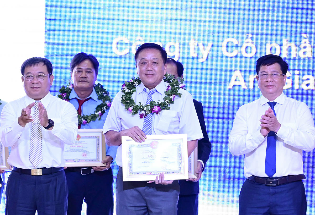 Chủ tịch UBND tỉnh An Giang Hồ Văn Mừng (bên phải) và ông Lê Thanh Việt, PCT Thường trực UBMTTQ Việt Nam tỉnh An Giang (bên trái) trao bằng khen của UBND tỉnh cho đại diện tập thể có thành tích trong sản xuất kinh doanh, góp phần vào sự phát triển kinh tế - xã hội tỉnh An Giang năm 2025. Ảnh Nguyễn Minh.&nbsp;