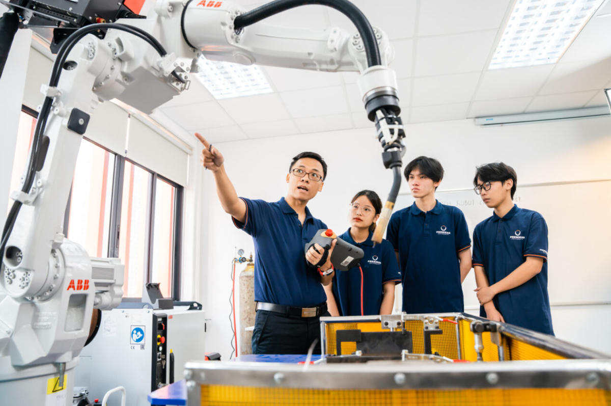 Sinh viên Đại học Phenikaa bên công trình nghiên cứu. Ảnh: NTCC