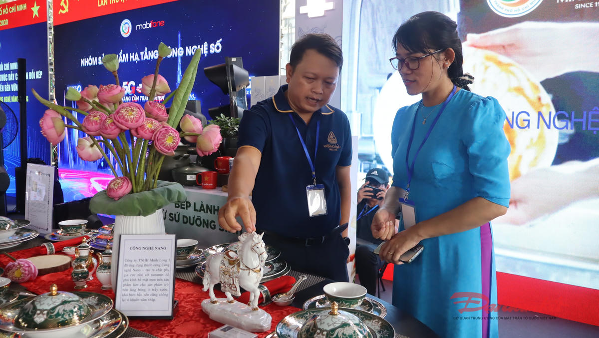 Đại diện Công ty Minh Long giới thiệu công nghệ Nano trong sản xuất các mặt hàng gốm sứ thương hiệu Minh Long tại triển lãm. Ảnh: Hồng Phúc.