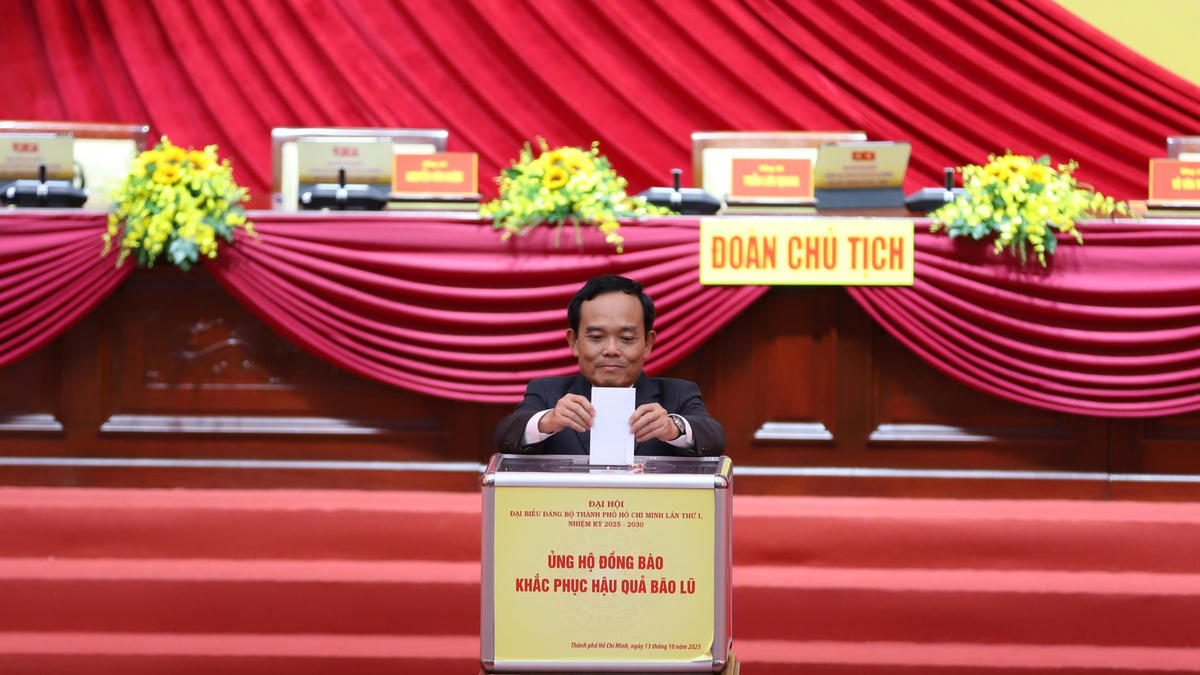Bí thư Thành ủy TP Hồ Chí Minh Trần Lưu Quang đóng góp ủng hộ đồng bào khắc phục hậu quả bão lũ. Ảnh: BTC.