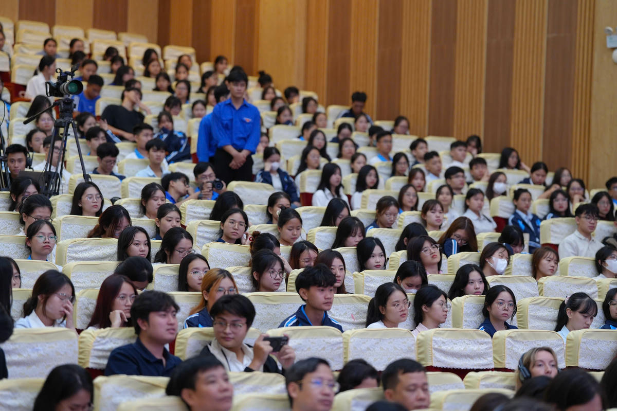 Đông đảo sinh viên Trường Đại học Sư phạm Hà Nội tham gia. Ảnh: NH