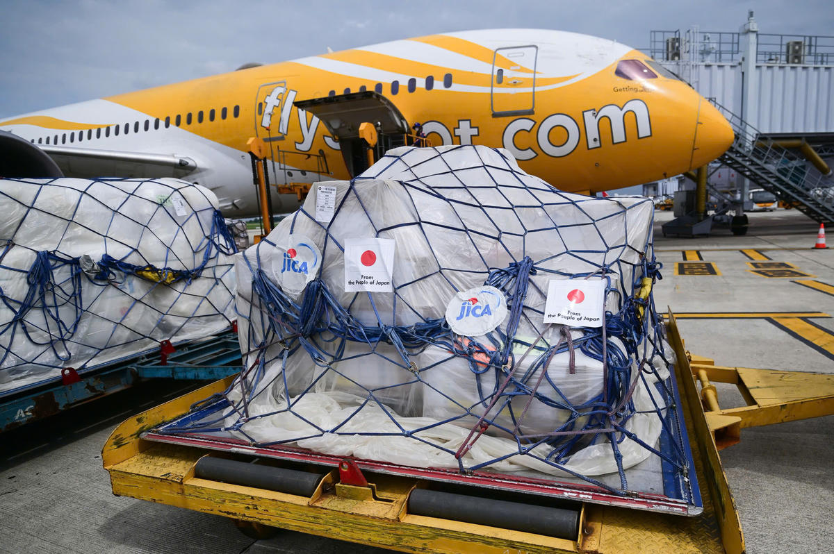 Hàng viện trợ của Nhật Bản để giúp đỡ bà con vùng lũ.
