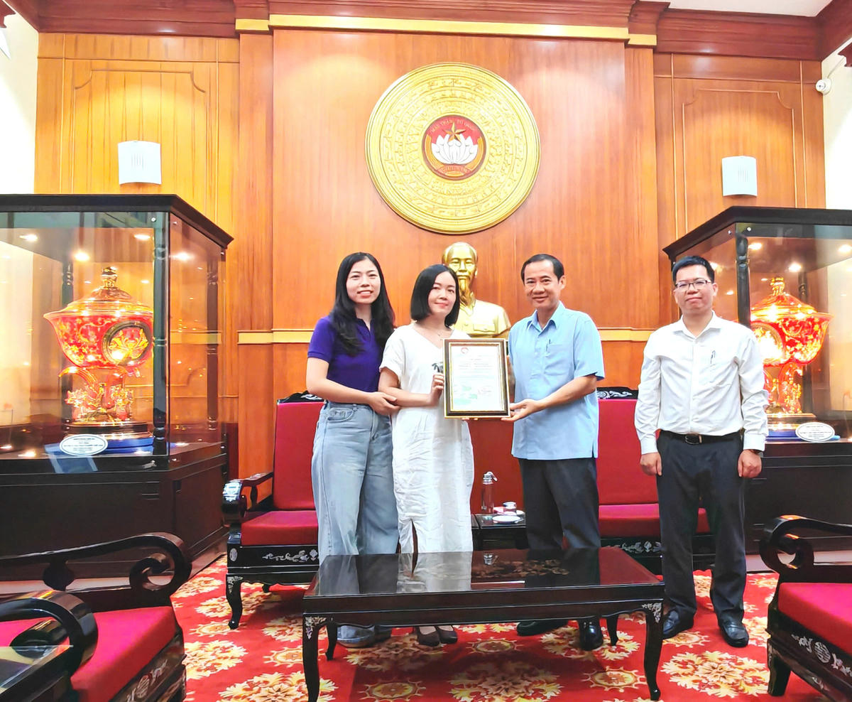 Ông Nguyễn Thái Học – Phó Bí thư Đảng ủy MTTQ, các đoàn thể Trung ương trao thư cảm ơn của Chủ tịch UBTƯ MTTQ Việt Nam Đỗ Văn Chiến tới thầy cô, phụ huynh và các em học sinh trường Mầm non Tổ Chim – Casa Dei Piccioni