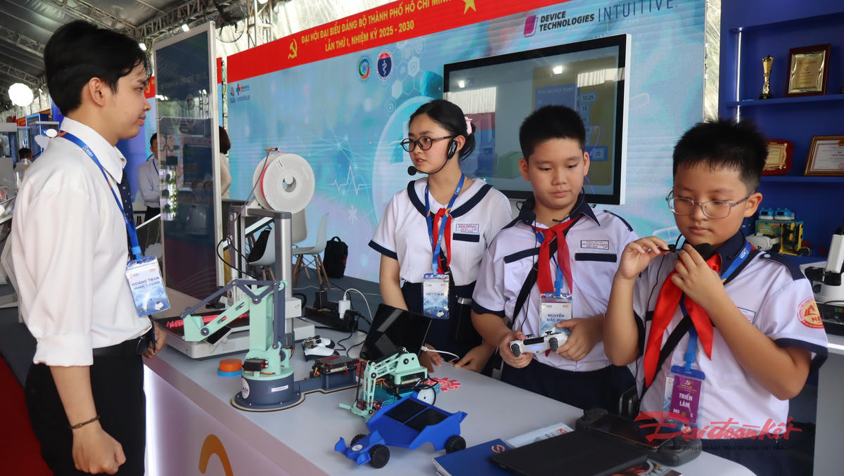 Nhiều sản phẩm sáng tạo về khoa học công nghệ được tôn vinh, giới thiệu tại triển lãm. Ảnh: Hồng Phúc.