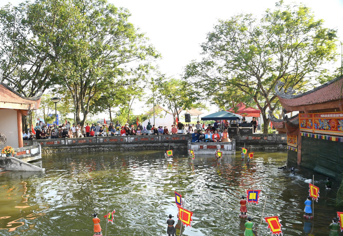 Múa rối nước được nhiều du khách trong nước và quốc tế quan tâm mỗi khi tới thăm Hà Nội