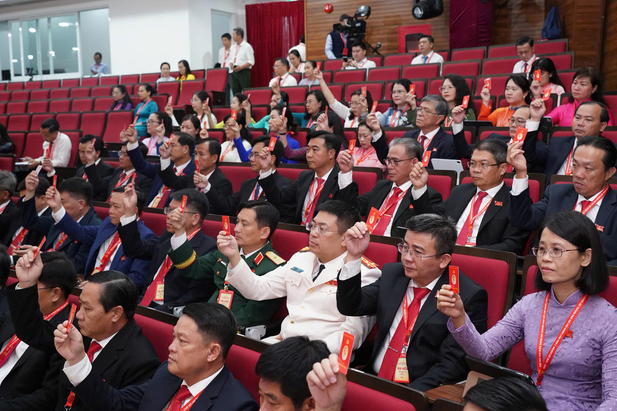 Các đại biểu biểu quyết bầu Đoàn Chủ tịch Đại hội Đảng bộ TP Hồ Chí Minh nhiệm kỳ 2025-2030. Ảnh: BTC.