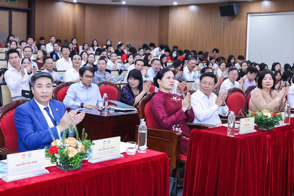 Phó Chủ tịch UBTƯ MTTQ Việt Nam Hà Thị Nga cùng các đại biểu tham dự Hội thảo. Ảnh: Quang Vinh.