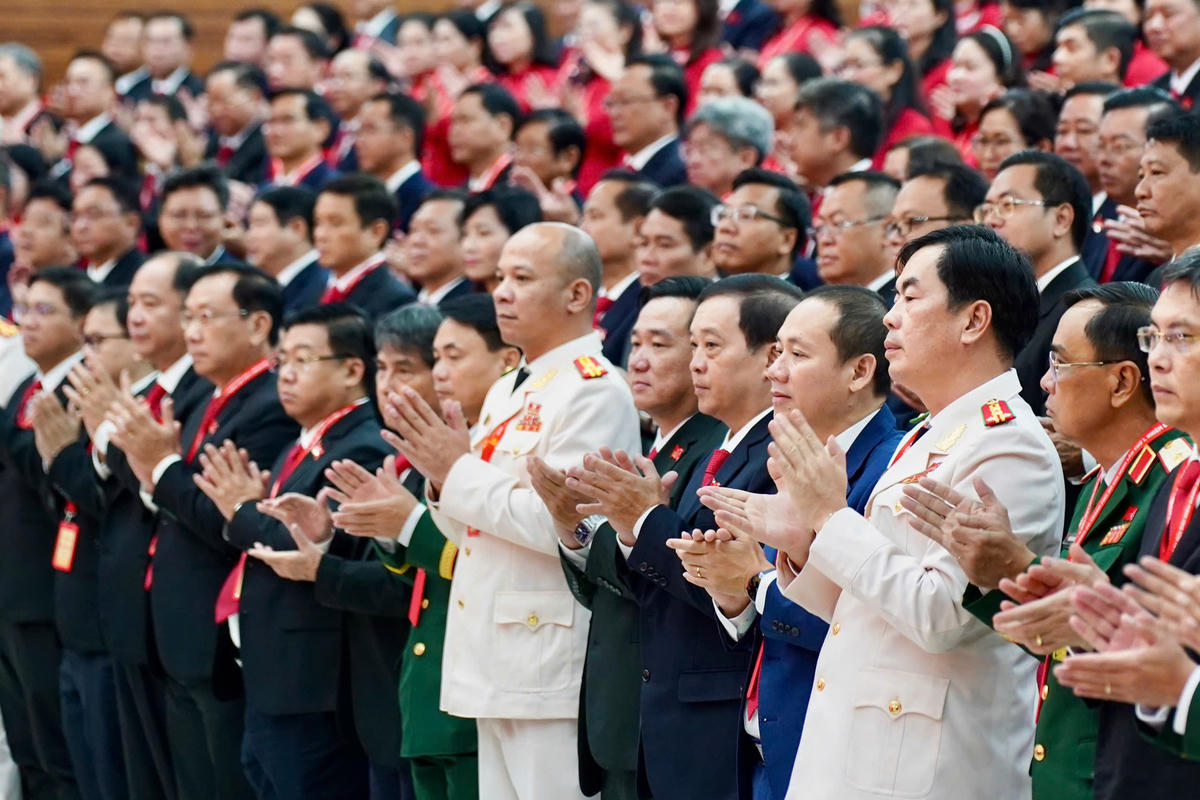 Đại biểu dự Đại hội đại biểu Đảng bộ TP Hồ Chí Minh lần I chào đón Tổng Bí thư Tô Lâm và các lãnh đạo, nguyên lãnh đạo Đảng, Nhà nước đến dự Đại hội. Ảnh: Đ.H.