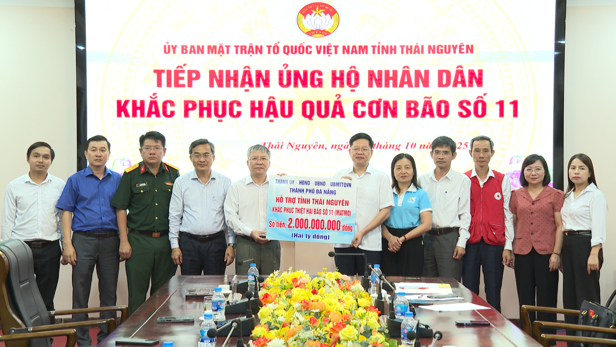 Chủ tịch HĐND TP Đà Nẵng Nguyễn Đức Dũng trao biển tượng trưng hỗ trợ 2 tỷ đồng cho tỉnh Thái Nguyên khắc phục hậu quả bão số 11. Ảnh: CV.