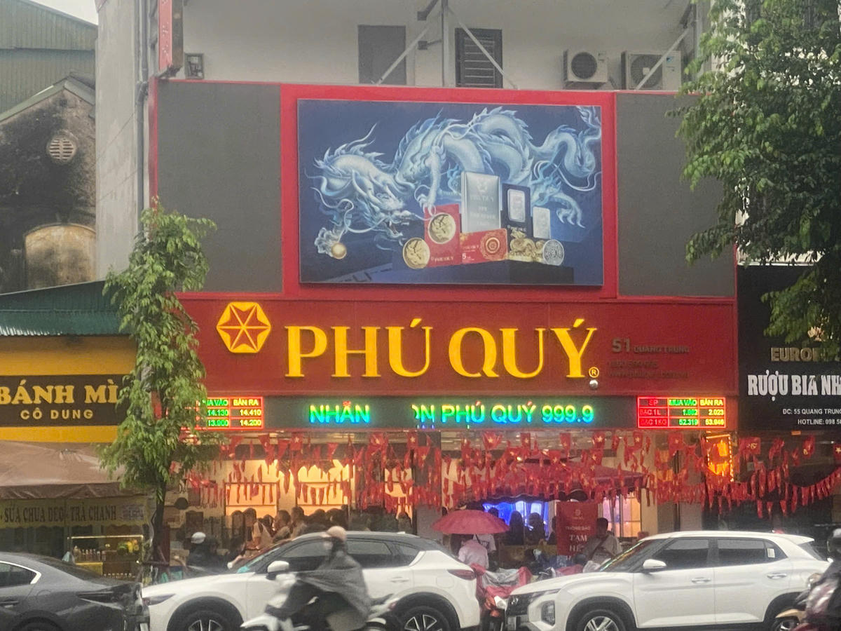 Cửa hàng kinh doanh vàng bạc Phú Quý (Quang Trung, Hà Đông, Hà Nội)đã tạm ngừng giao dịch bán vàng và bạc.