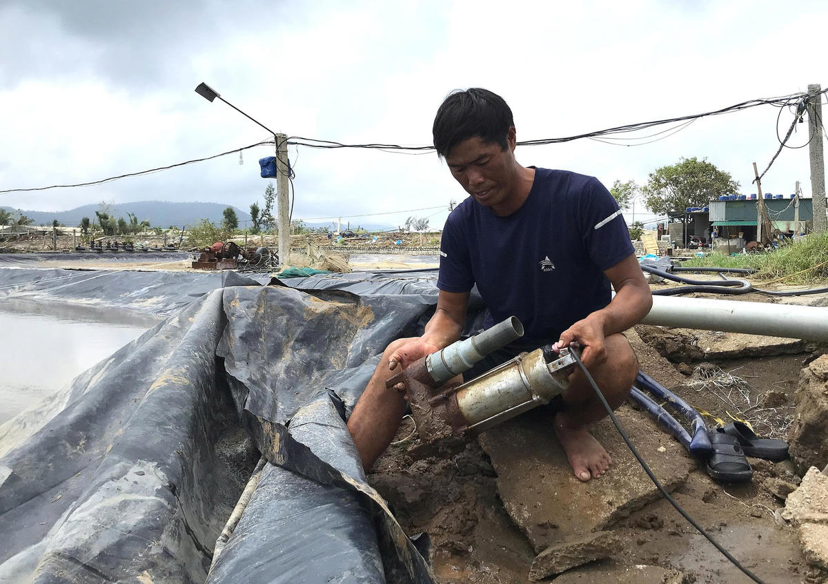 Anh Lê Văn Diện (41 tuổi), trú xã An Châu ngậm ngùi kể, chỉ trong một đêm, ba hồ tôm với hàng tấn tôm sắp đến kỳ thu hoạch của gia đình bị nước cuốn sạch, máy móc, mô tơ và hệ thống quạt nước hư hỏng hoàn toàn. “Nước biển dâng quá nhanh, chỉ kịp chạy người chứ không kịp cứu tôm. Hơn 10 năm nuôi tôm, chưa bao giờ tôi chứng kiến trận bão nào khủng khiếp như vậy”, anh Diện nói. Ảnh: ĐB.
