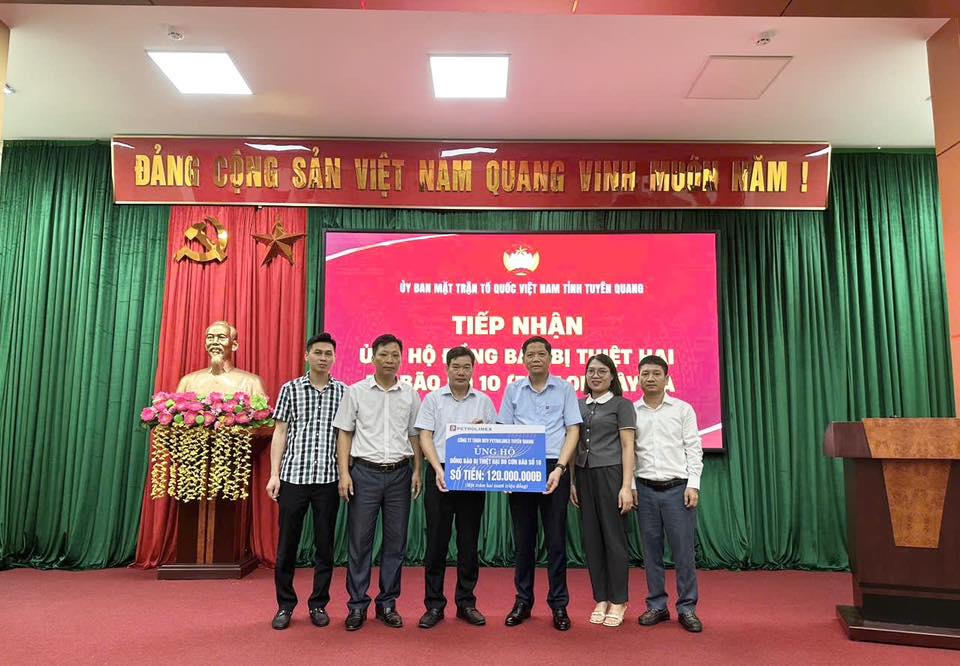 Lãnh đạo Ủy ban MTTQ Việt Nam tỉnh Tuyên Quang tiếp nhận ủng hộ từ hai doanh nghiệp tổng cộng 420 triệu đồng. Ảnh: Đ.S.
