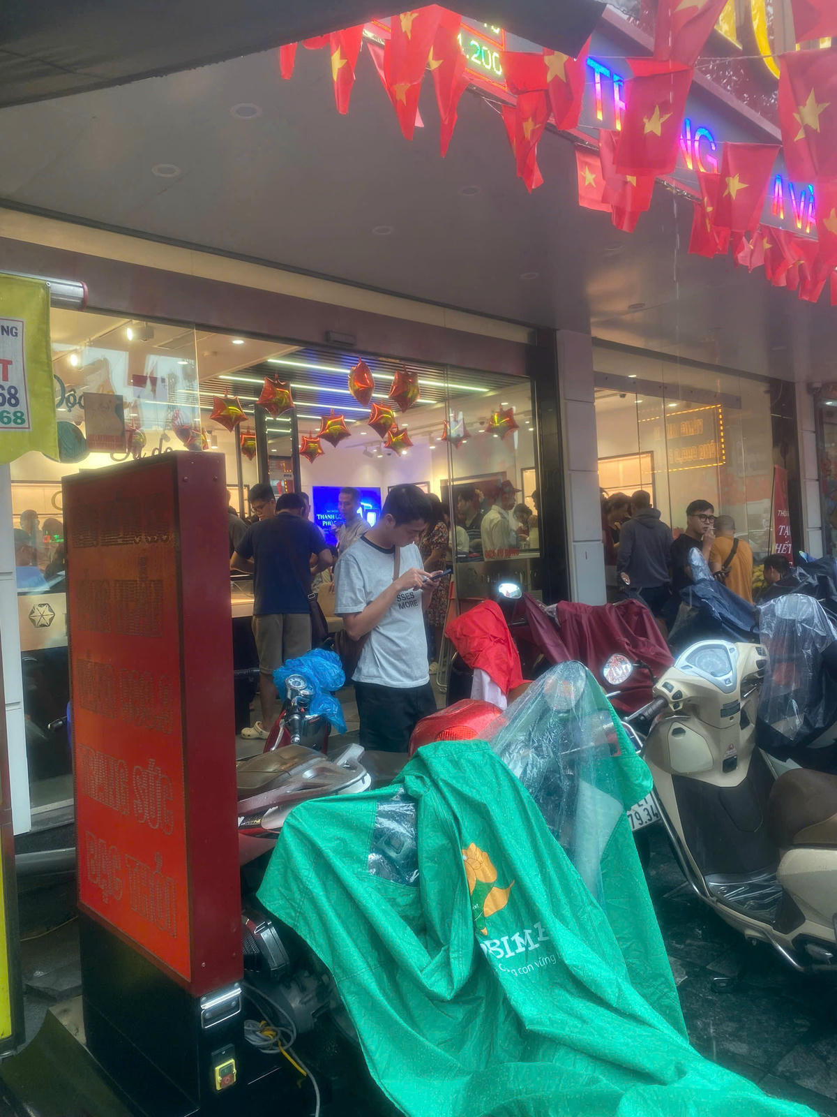 Từ sáng sớm ngày 14/10, rất đông người dân xếp hàng mua bạc nhưng cửa hàng kinh doanh vàng bạc Phú Qúy đã tạm ngừng giao dịch về vàng và bạc.