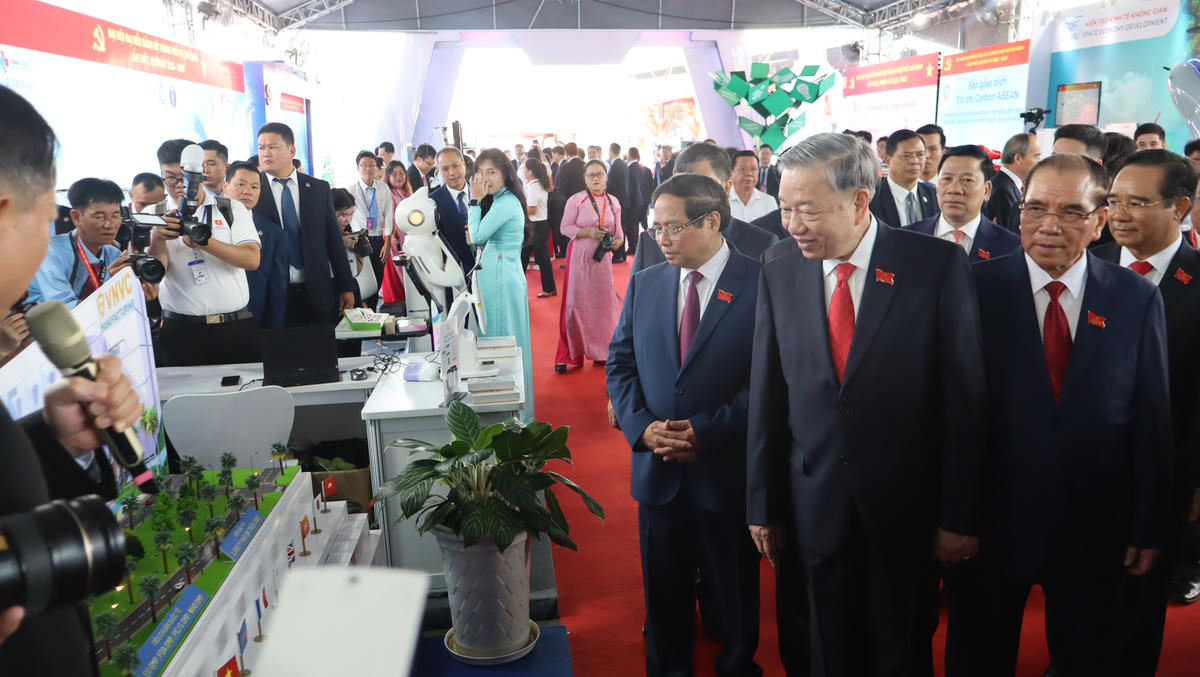 Tổng Bí thư Tô Lâm cùng các lãnh đạo chủ chốt của Đảng và Nhà nước tham quan triển lãm “Sản phẩm công nghệ chiến lược quốc gia tại TP Hồ Chí Minh”. Ảnh: Hồng Phúc.