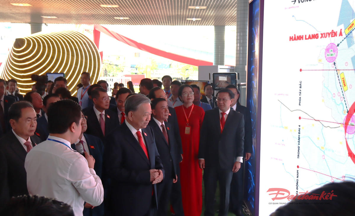 Tổng Bí thư Tô Lâm cùng các lãnh đạo chủ chốt của Đảng và Nhà nước tham quan triển lãm. Ảnh: Hồng Phúc.