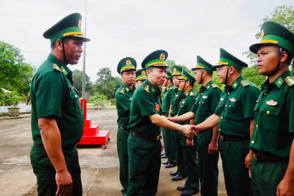 Đoàn công tác đến phúc tra kết quả công tác biên phòng năm 2025 tại Đồn Biên phòng Yok M’bre. Ảnh: Dân Quân.